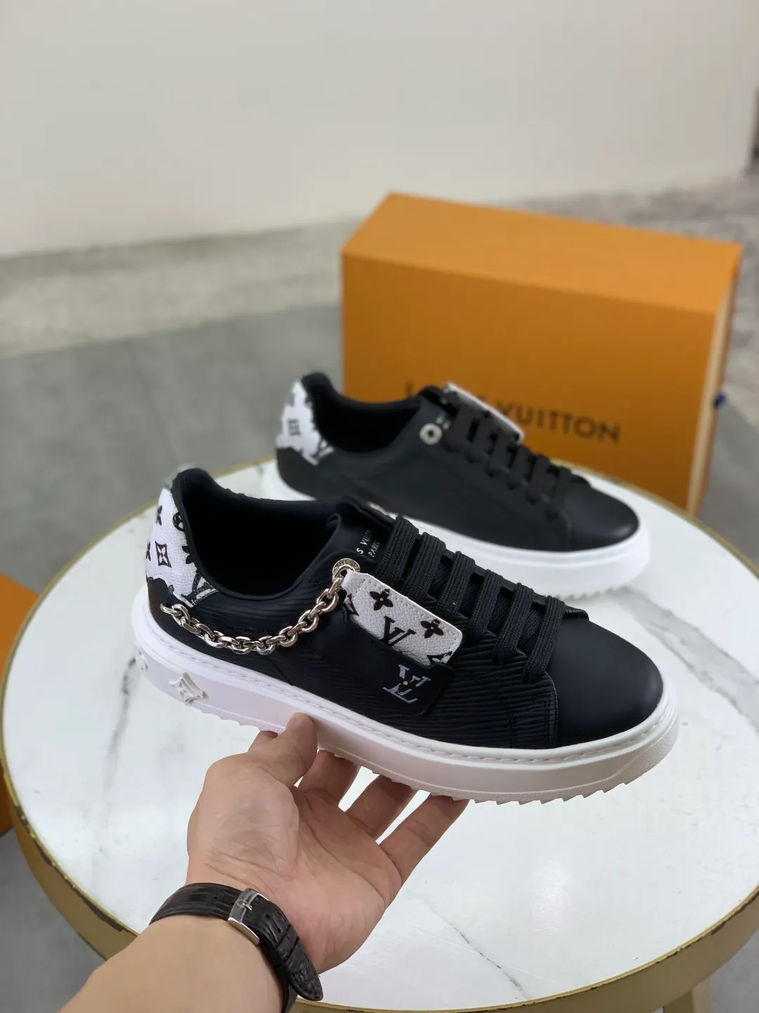 Men's men's shoes 💰P700 new style 💶 top version [LOUIS VUITTON] couple 🧑‍🤝‍🧑 craft style counter series (original order) new style 🍀LV Louis Vuitton - top version LV classic high-top trendy shoes! Made of imported original craft calfskin, original breathable lining, and original wear-resistant, lightweight, high-end TPU outsole! High quality products! 3️⃣ colors are available, size: female 35-39, male 39-44 (female 40, male 45 customized)